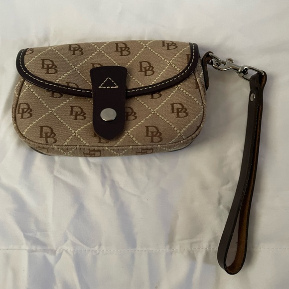 Dooney & Bourke small clutch - Picture 1 of 4